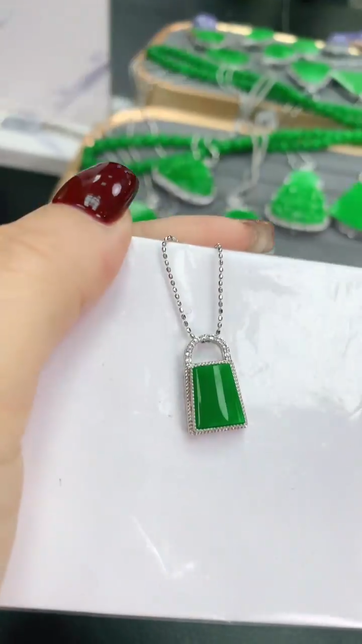 【闪购商品】翡翠颈饰18K金镶嵌赠礼盒证书