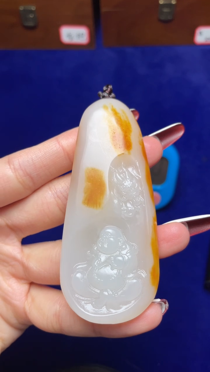 未镶嵌和田玉挂件刘***人和田玉