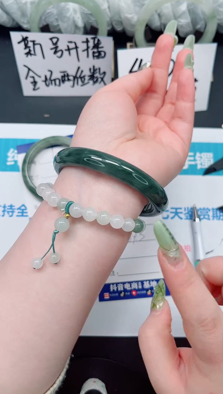 【闪购商品】石英质玉手镯未镶嵌b73