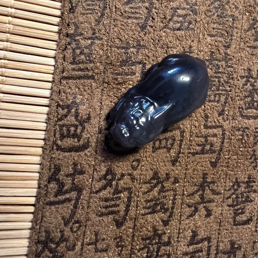 和田玉貔貅深紫吊坠