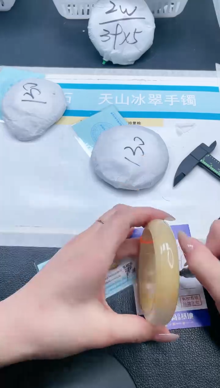 【闪购商品】石英质玉手镯未镶嵌19V368-58