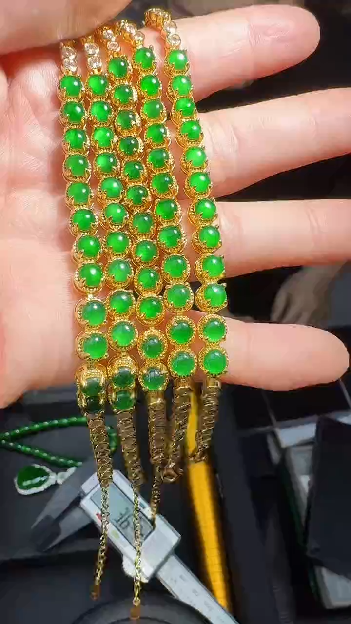 【闪购商品】定制翡翠未镶嵌手链多样性发其一