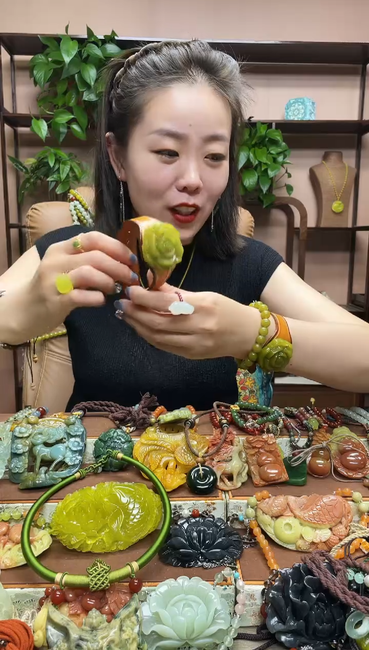 未镶嵌蛇纹石玉颈饰·