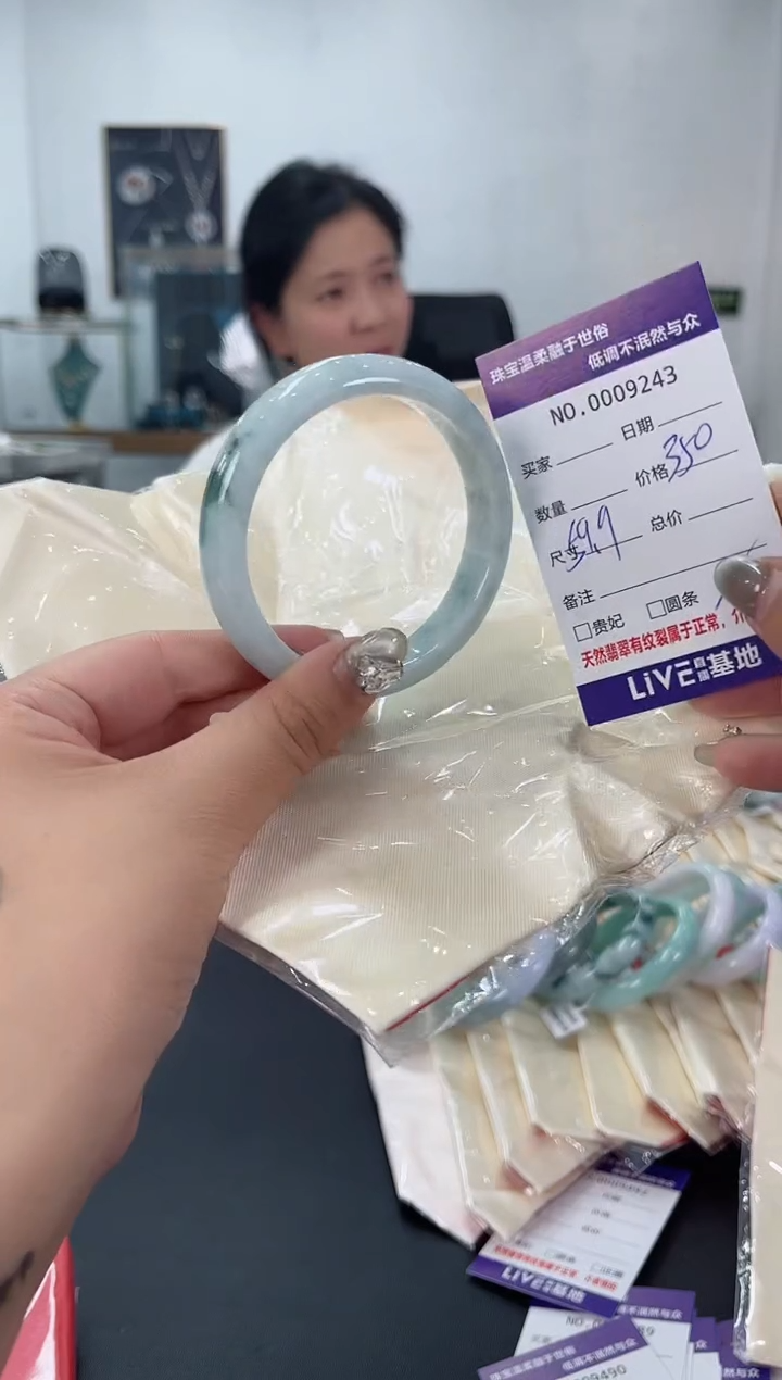 【闪购商品】翡翠手镯未镶嵌天然翡翠A货