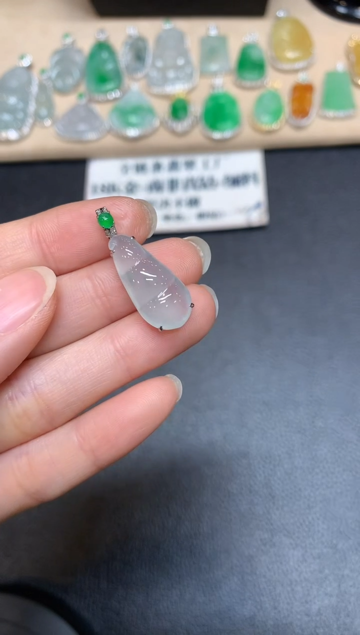 【闪购商品】翡翠颈饰18K金镶嵌福豆【无服务费