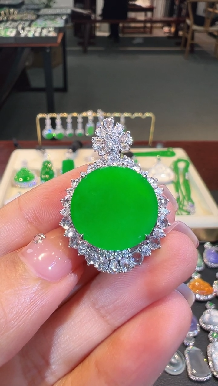 【闪购商品】翡翠吊坠(不含链)18K金镶嵌翡翠