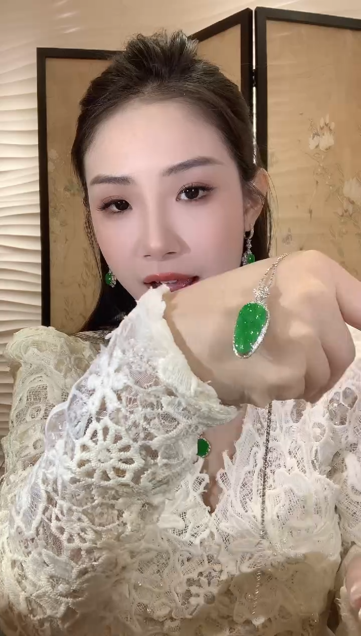 【闪购商品】翡翠吊坠(不含链)18K金镶嵌A32多样性发一件