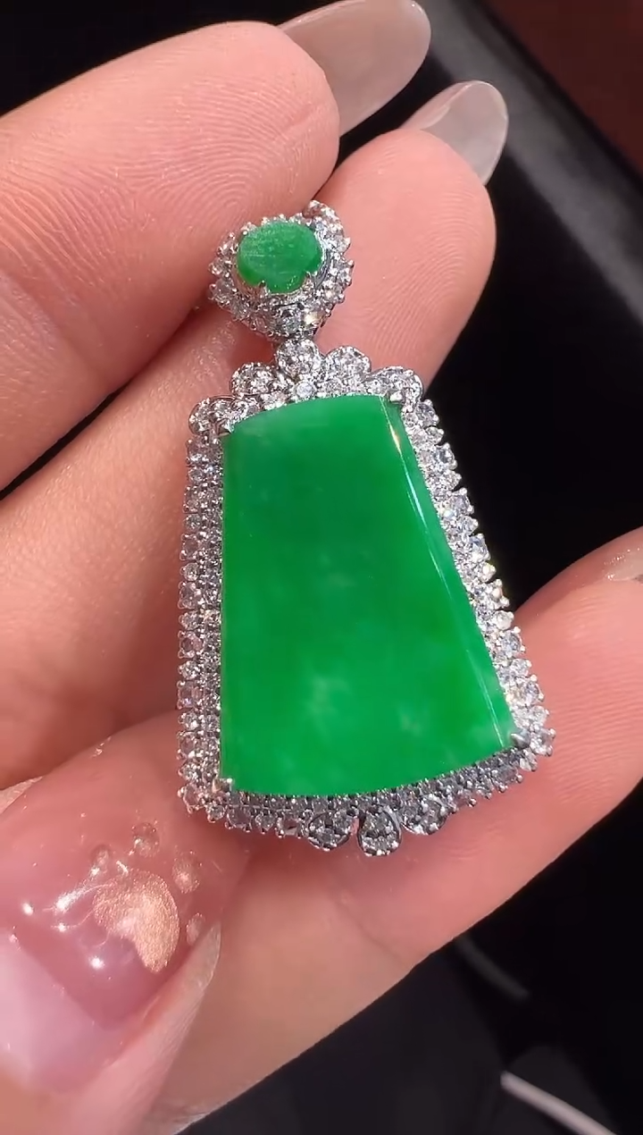 颈饰18K金镶嵌翡翠吊坠