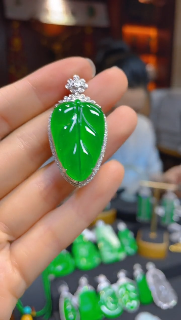 【闪购商品】翡翠颈饰18K金镶嵌119140天然A货翡翠叶子吊坠