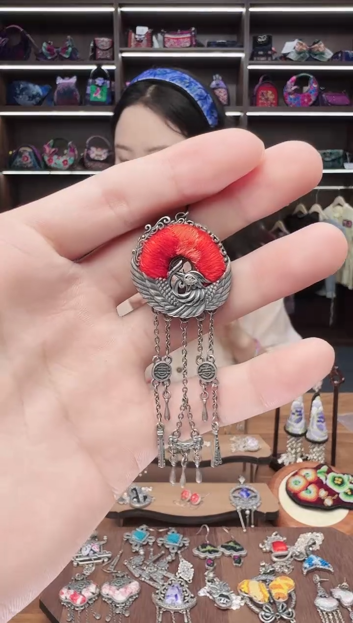 织绣100蒙阿苏苗绣传承店