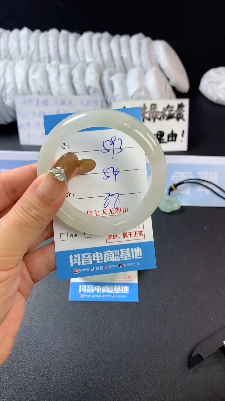 【闪购商品】石英质玉手镯未镶嵌A593