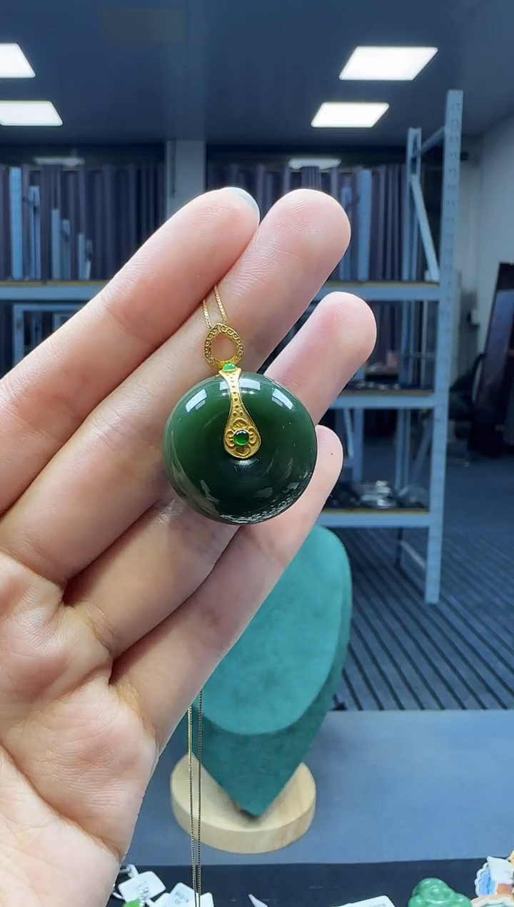18K金镶嵌和田玉挂件 不含链