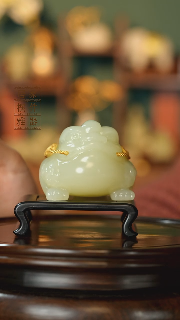 玉《口咬铜钱金蟾摆件》摆件