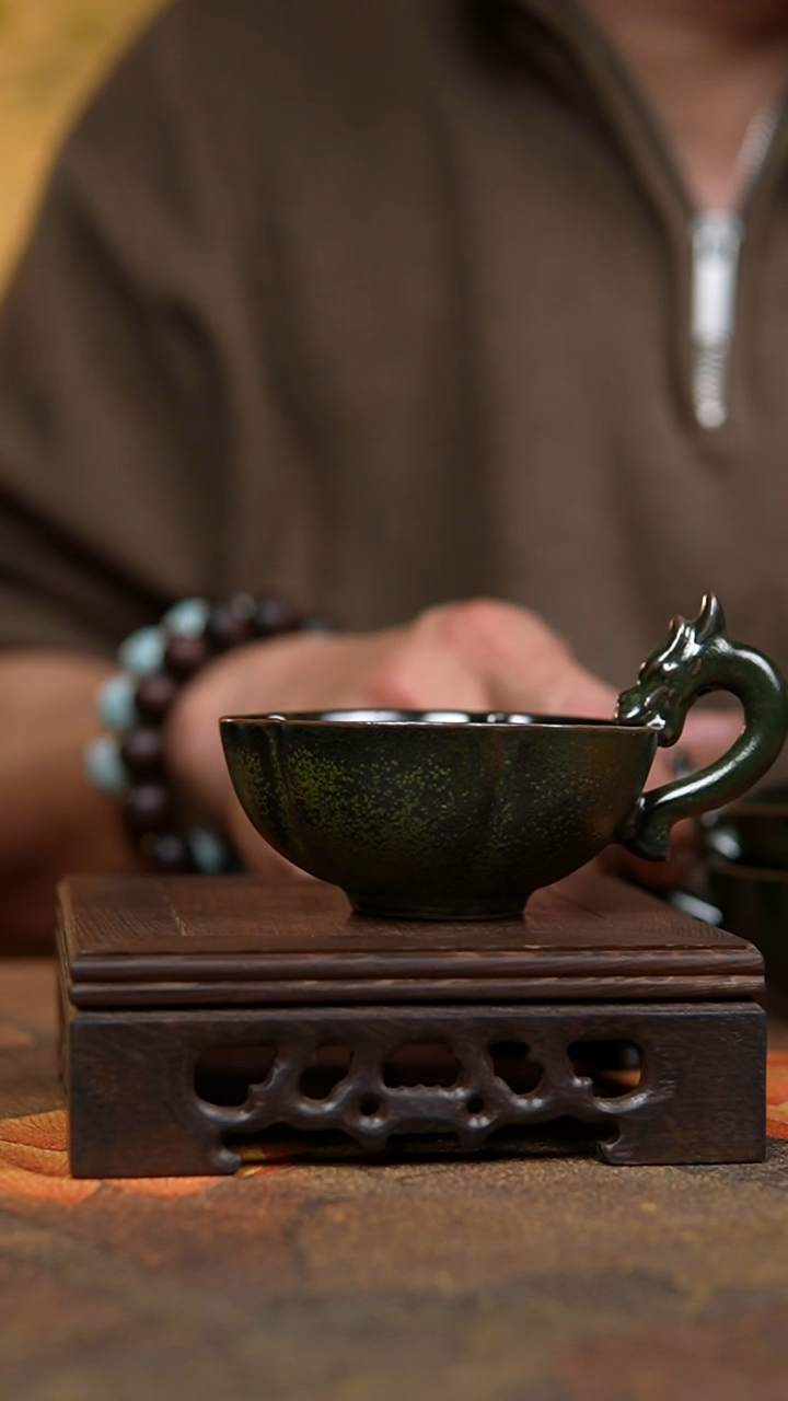 杯茶叶沫窑变釉龙把梅花杯瑕