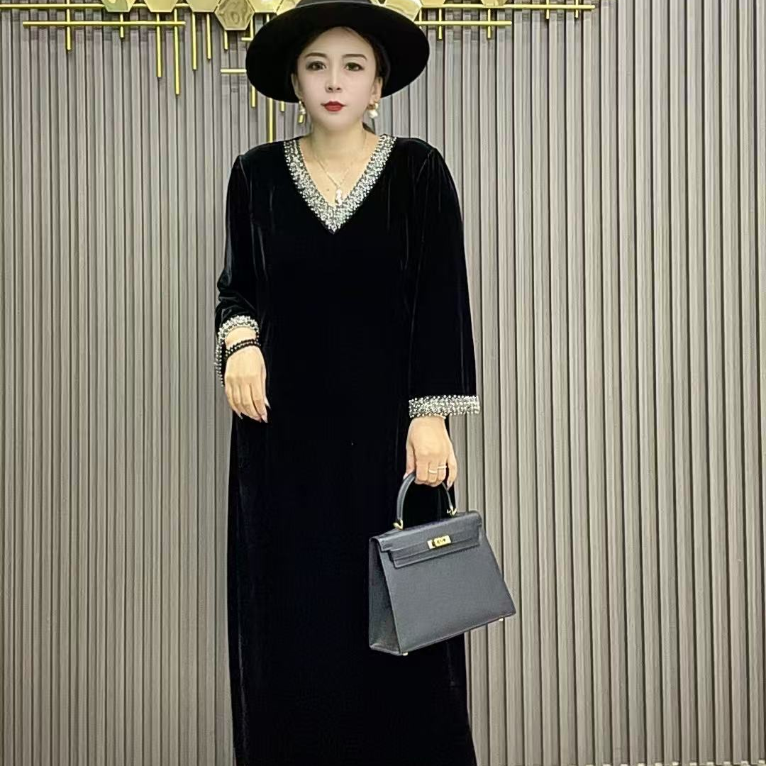 2025时尚重工珠珠领轻奢高级感气质宽松大码显瘦高档丝绒连衣长裙