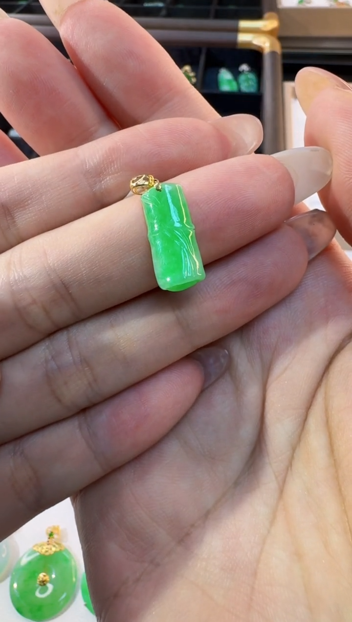 颈饰18K金镶嵌翡翠缅甸A货翡翠