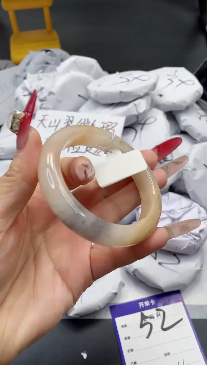 【闪购商品】石英质玉手镯未镶嵌52