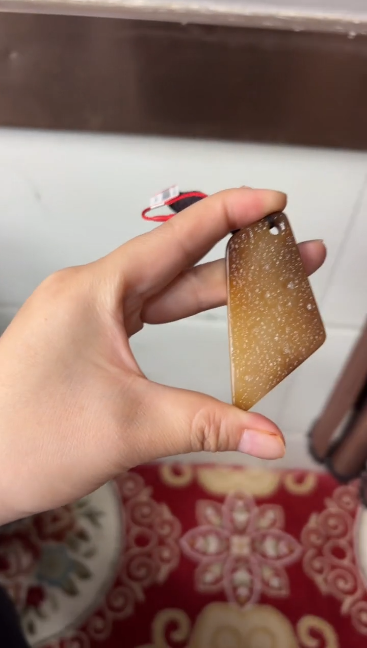 【闪购商品】和田玉吊坠(赠链)未镶嵌且末金山微色差吊坠