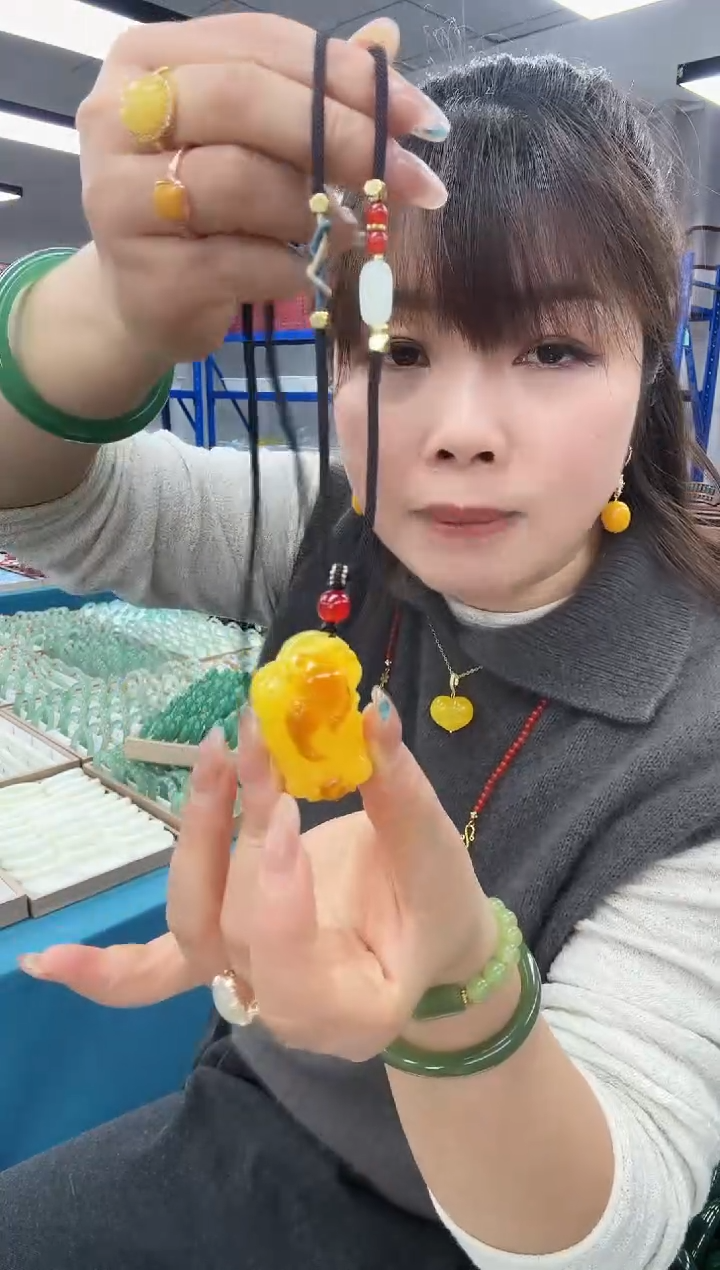 蜜蜡颈饰未镶嵌貔貅吊坠