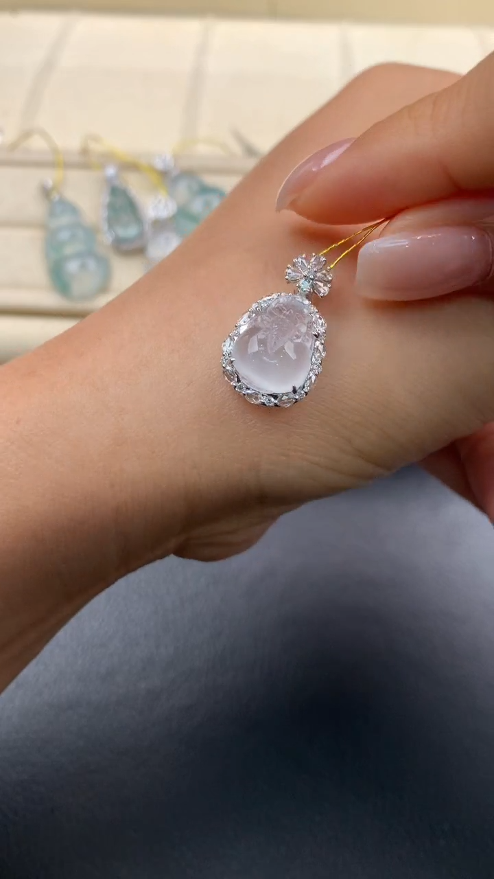 翡翠18K金镶嵌颈饰Q559