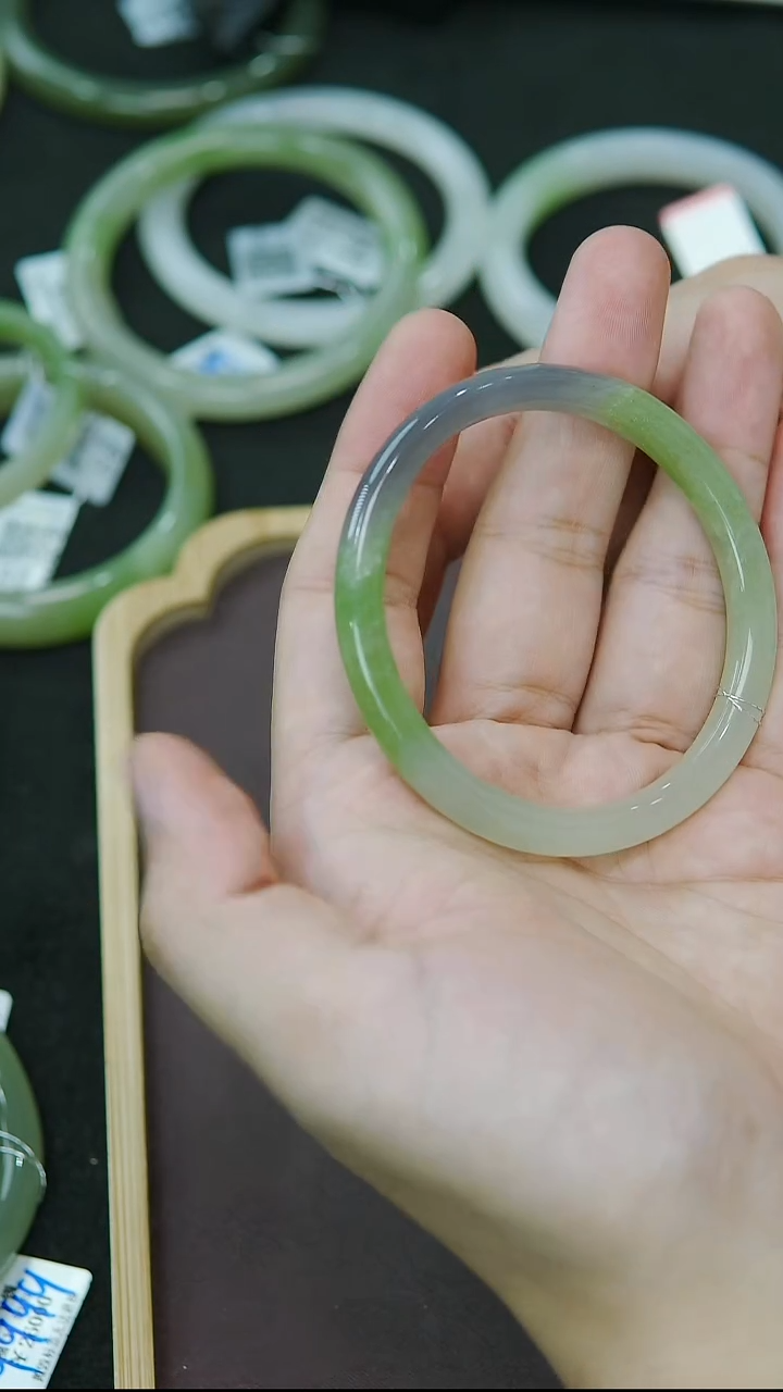 未镶嵌手镯和田玉59-60圈口特色三彩翠