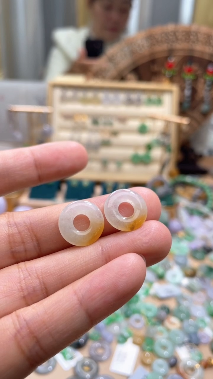 【闪购商品】翡翠颈饰未镶嵌甜甜圈一对