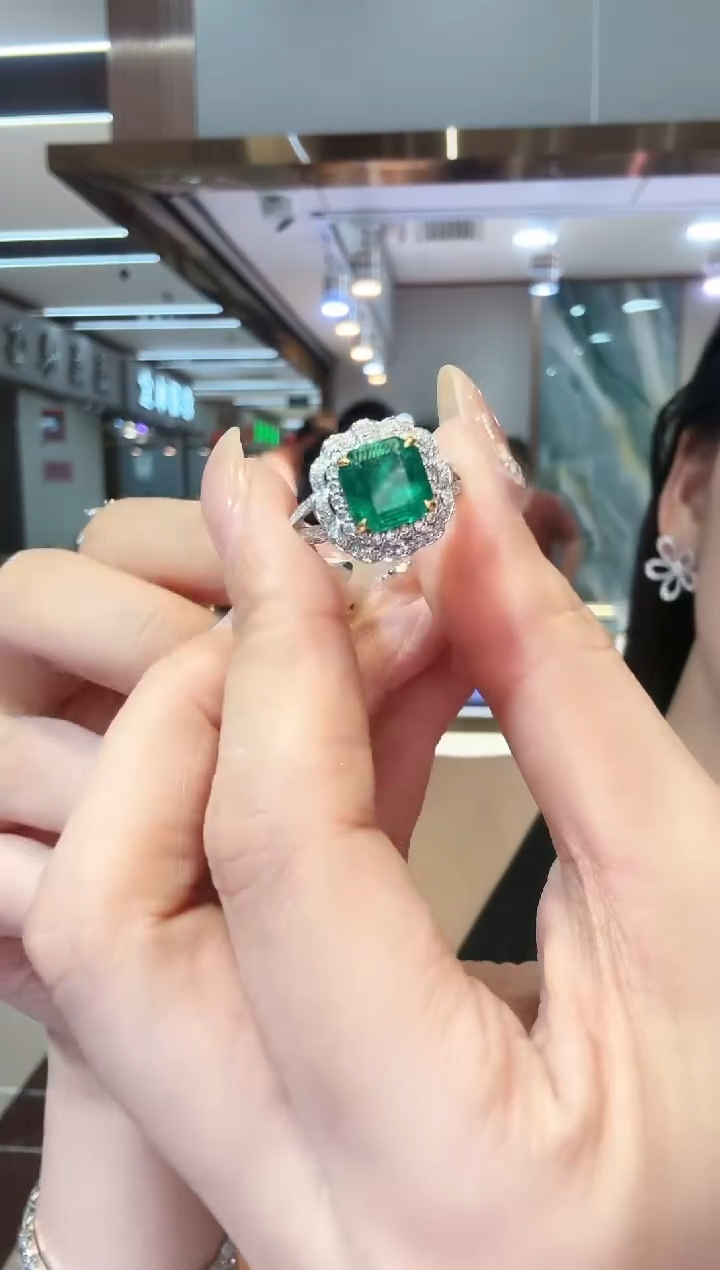 18K金镶嵌戒指祖母绿 吉尔德大证 2.50ct