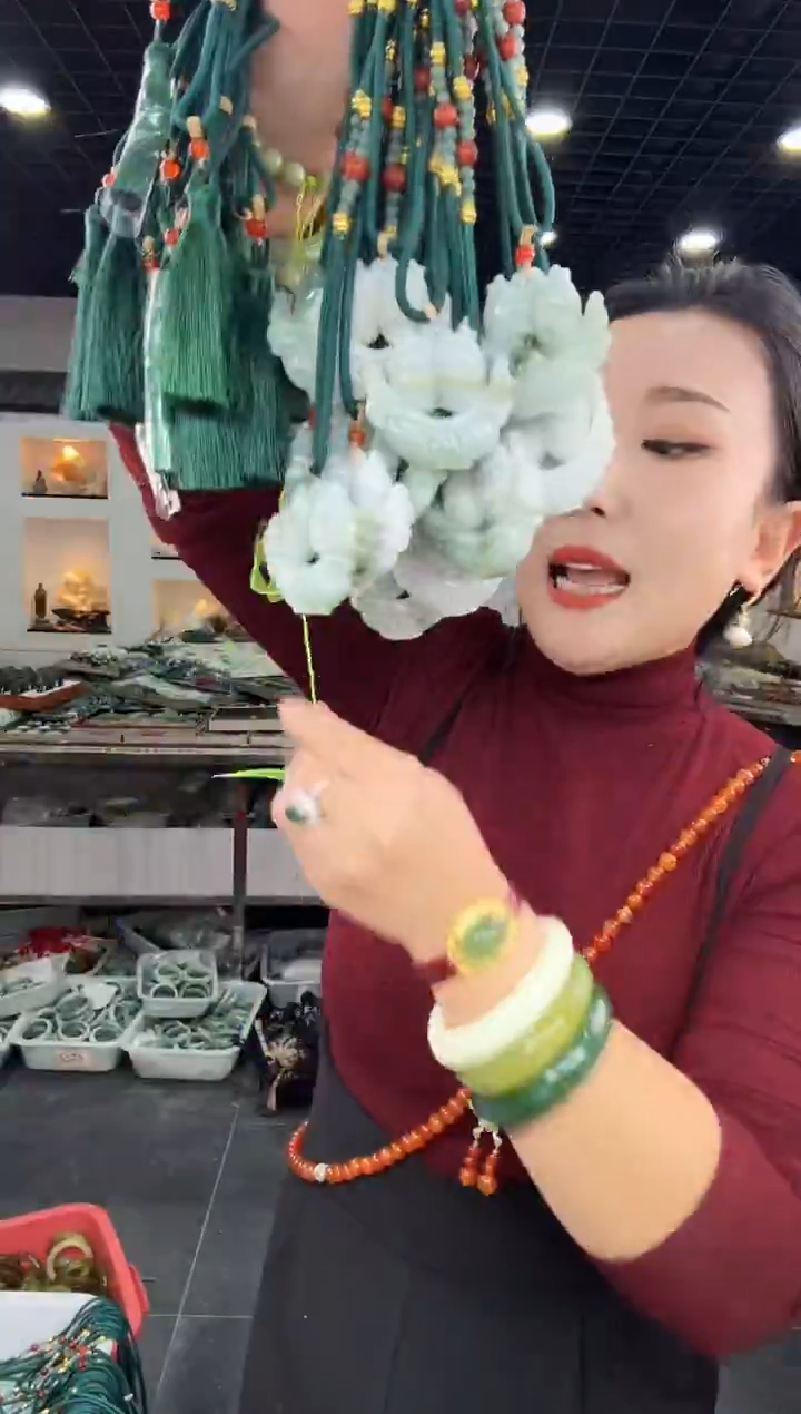 颈饰未镶嵌翡翠飘绿花-翡翠双鱼【绿色绳子款】