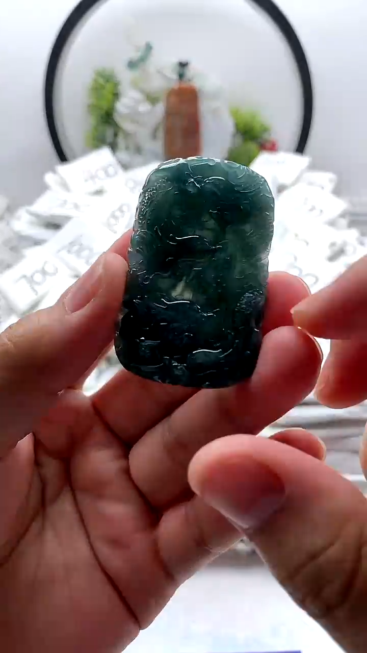 翡翠未镶嵌颈饰九龙