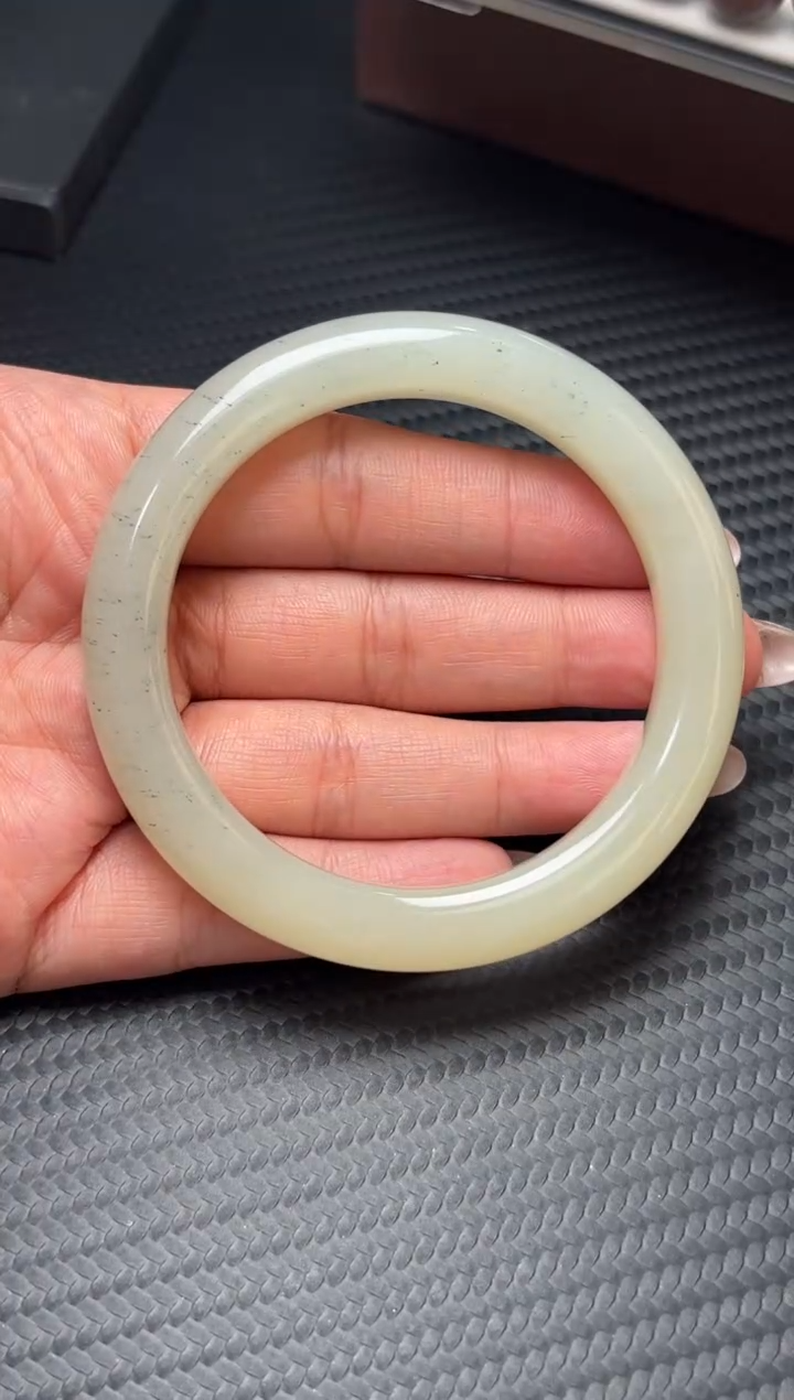 和田玉手镯未镶嵌黑山微色差55+