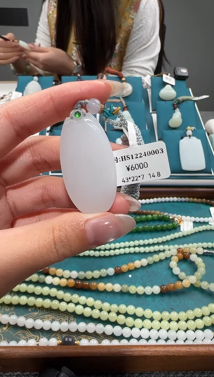 颈饰未镶嵌和田玉吊坠 HS