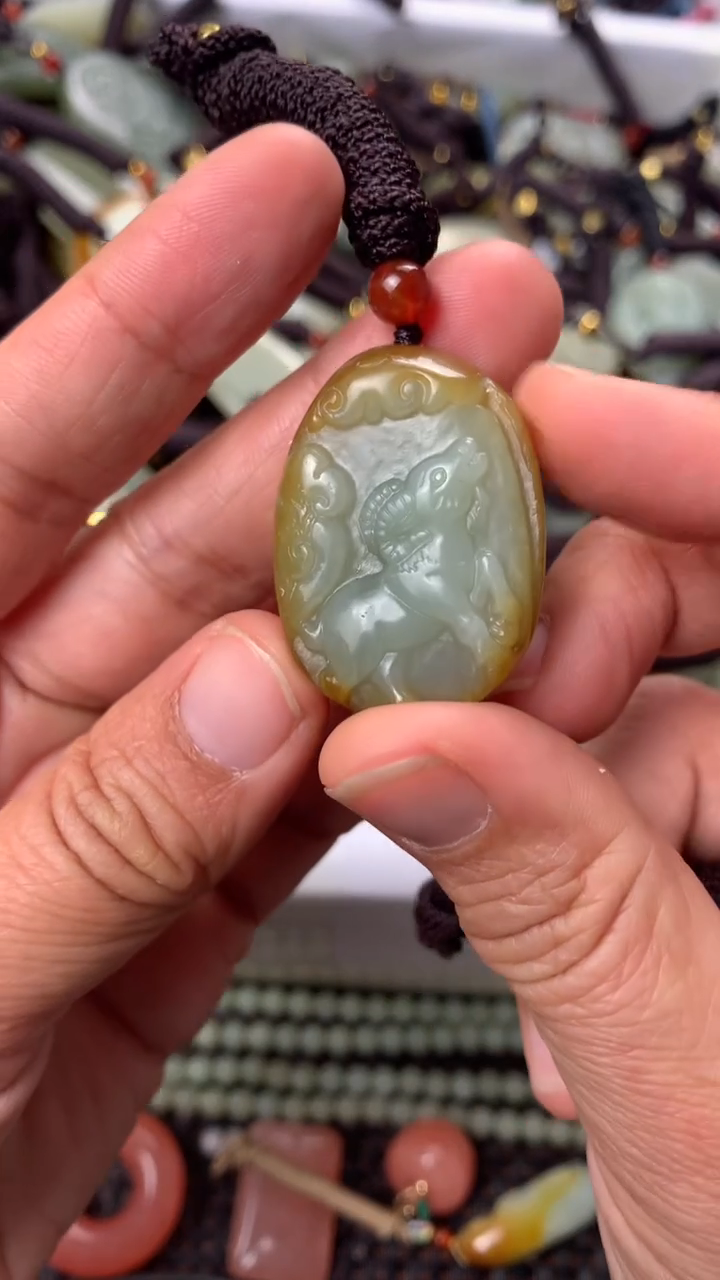 【闪购商品】和田玉颈饰未镶嵌多样性发货没有证书.拍一发一，有瑕