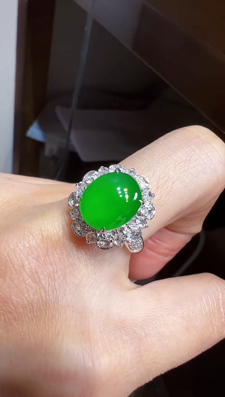 18K金镶嵌戒指翡翠蛋面