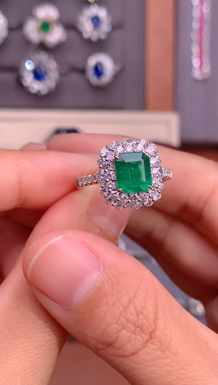 【闪购商品】祖母绿戒指18K金镶嵌1.59CT