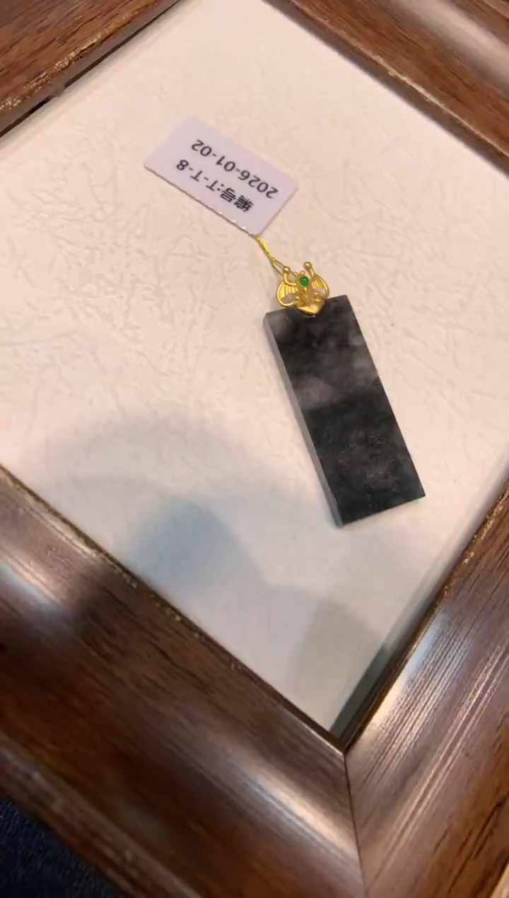 颈饰18K金镶嵌翡翠无事牌