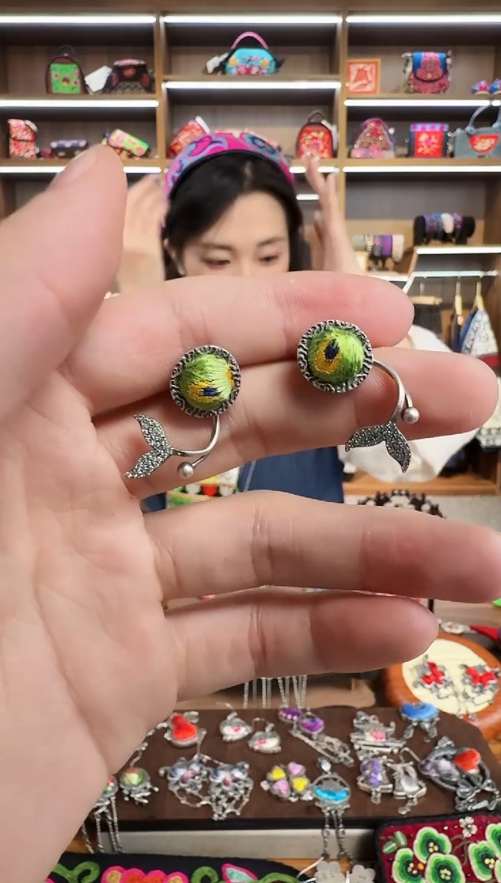 【闪购商品】织绣101蒙阿苏苗绣传承