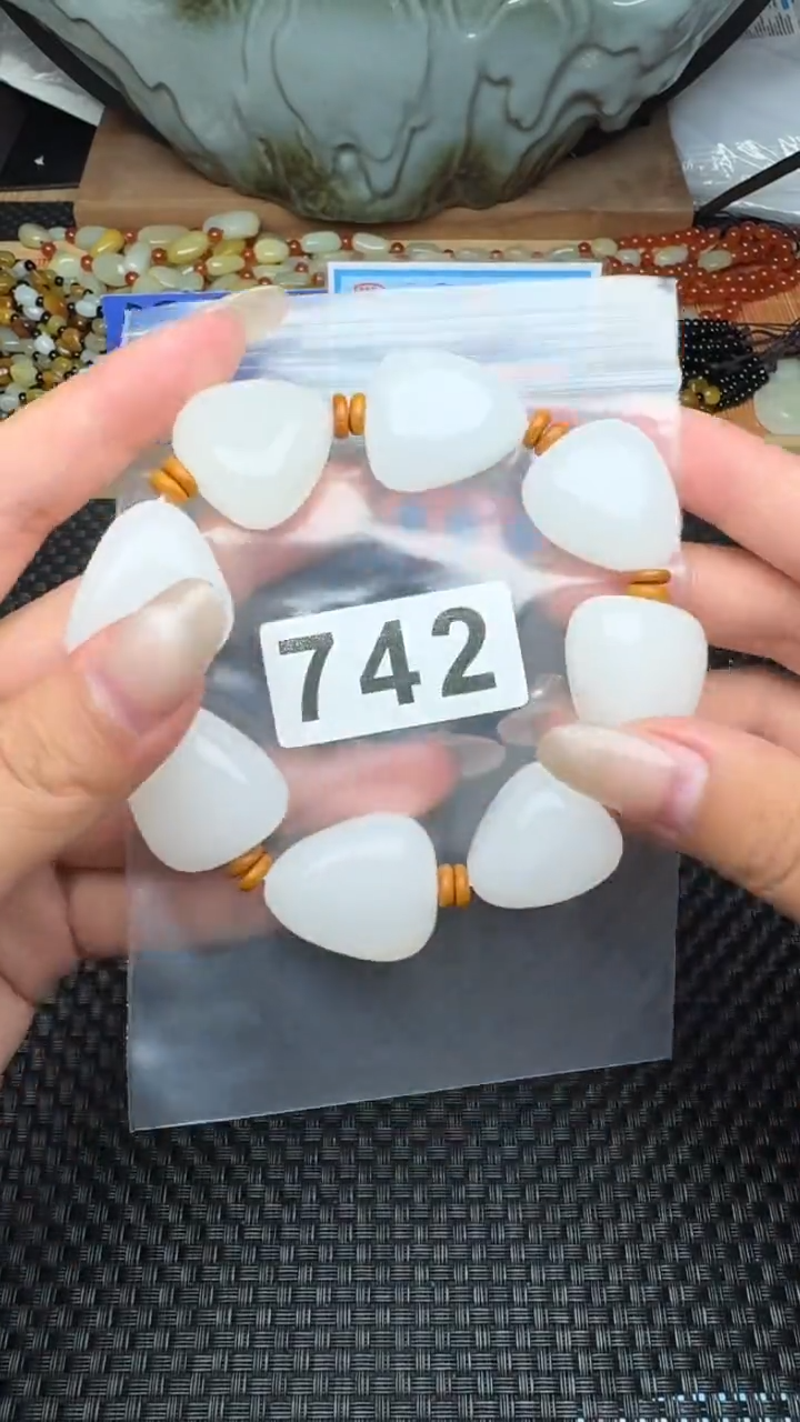 和田玉未镶嵌珠宝半成品超****?和田玉手串