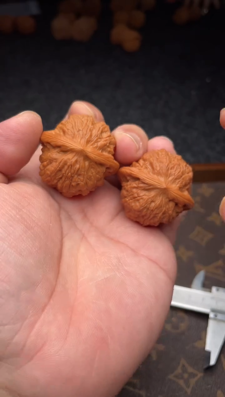 把件文玩核桃 B 209 号   38尺血麒麟