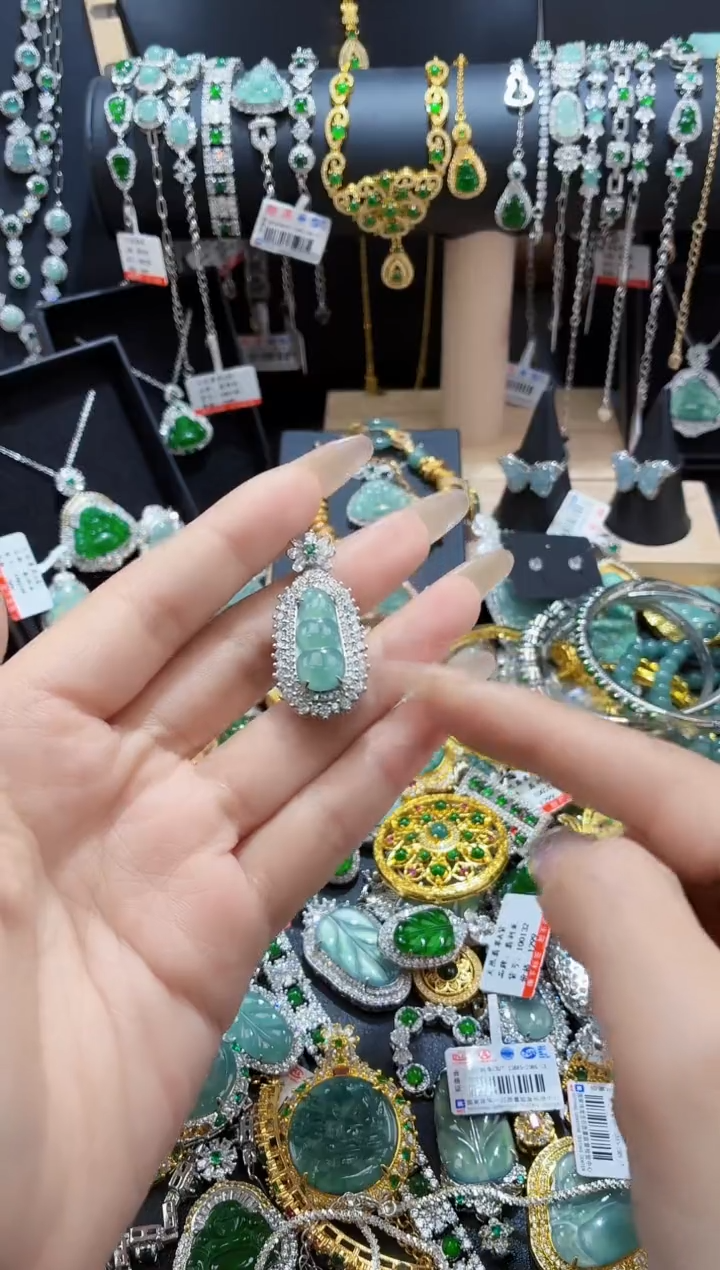 翡翠未镶嵌颈饰天然翡翠a货 多样性发其一