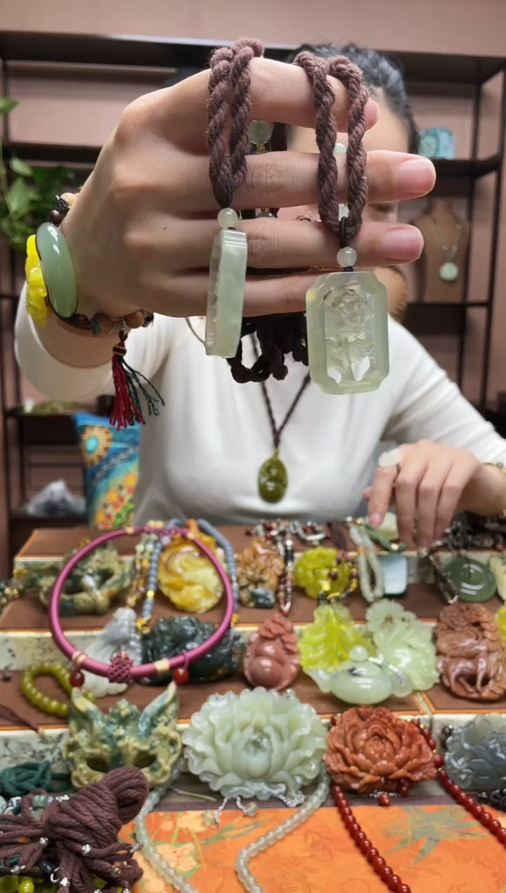 未镶嵌岫玉颈饰多样性发货发其中之一