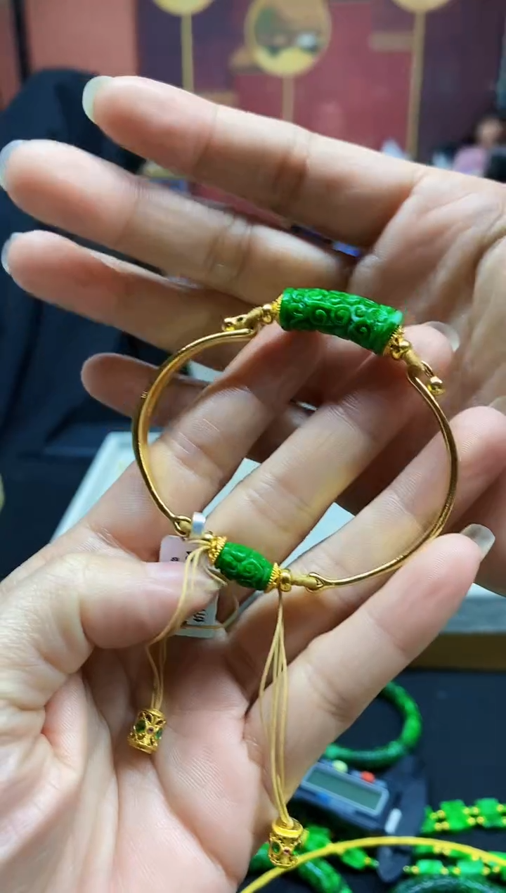 颈饰未镶嵌翡翠?*玲翡翠手牌