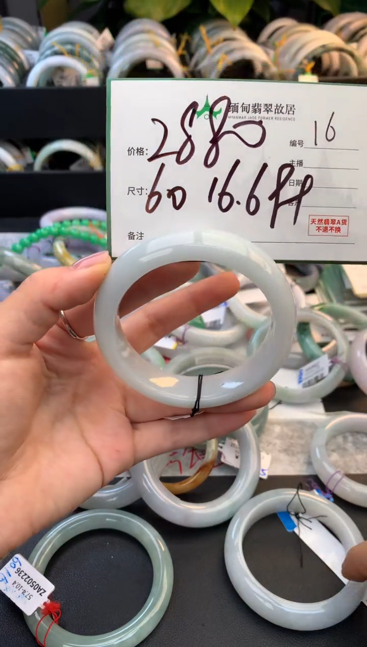 未镶嵌定制翡翠毛货需精细抛光+多人