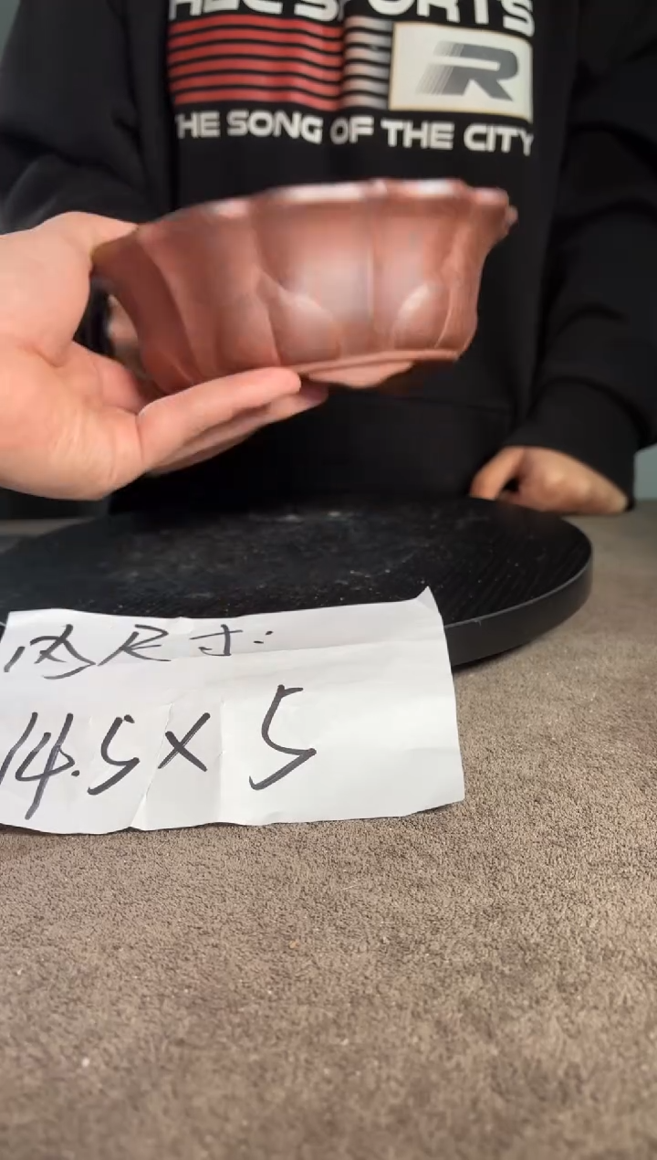 A宜兴紫砂小花盆