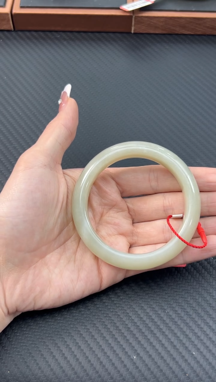 【闪购商品】和田玉手镯未镶嵌且末微色差近矿55+手镯