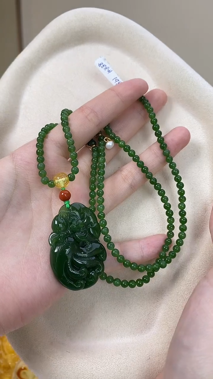 颈饰未镶嵌和田玉（碧玉）吊坠