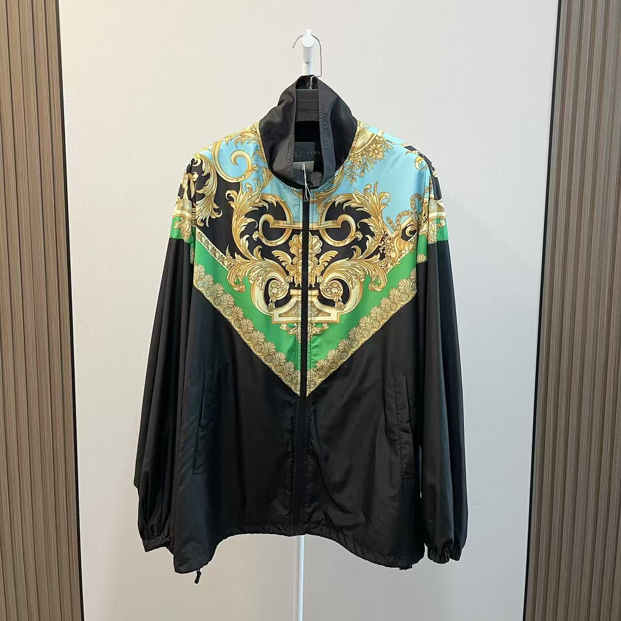 99新 VERSACE/范思哲 /拼接花卉黑色休闲宽松冲锋衣夹克外套/58码