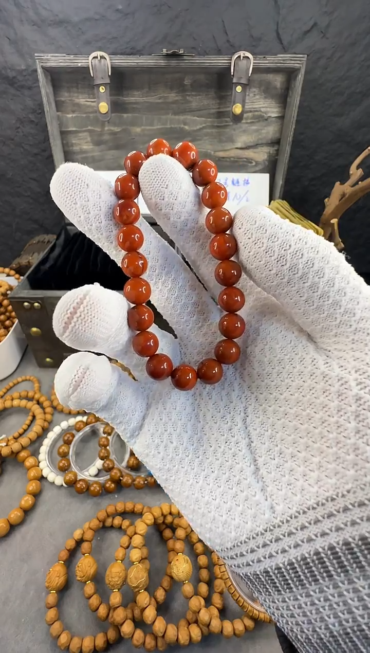 把件文玩核桃10mm南红