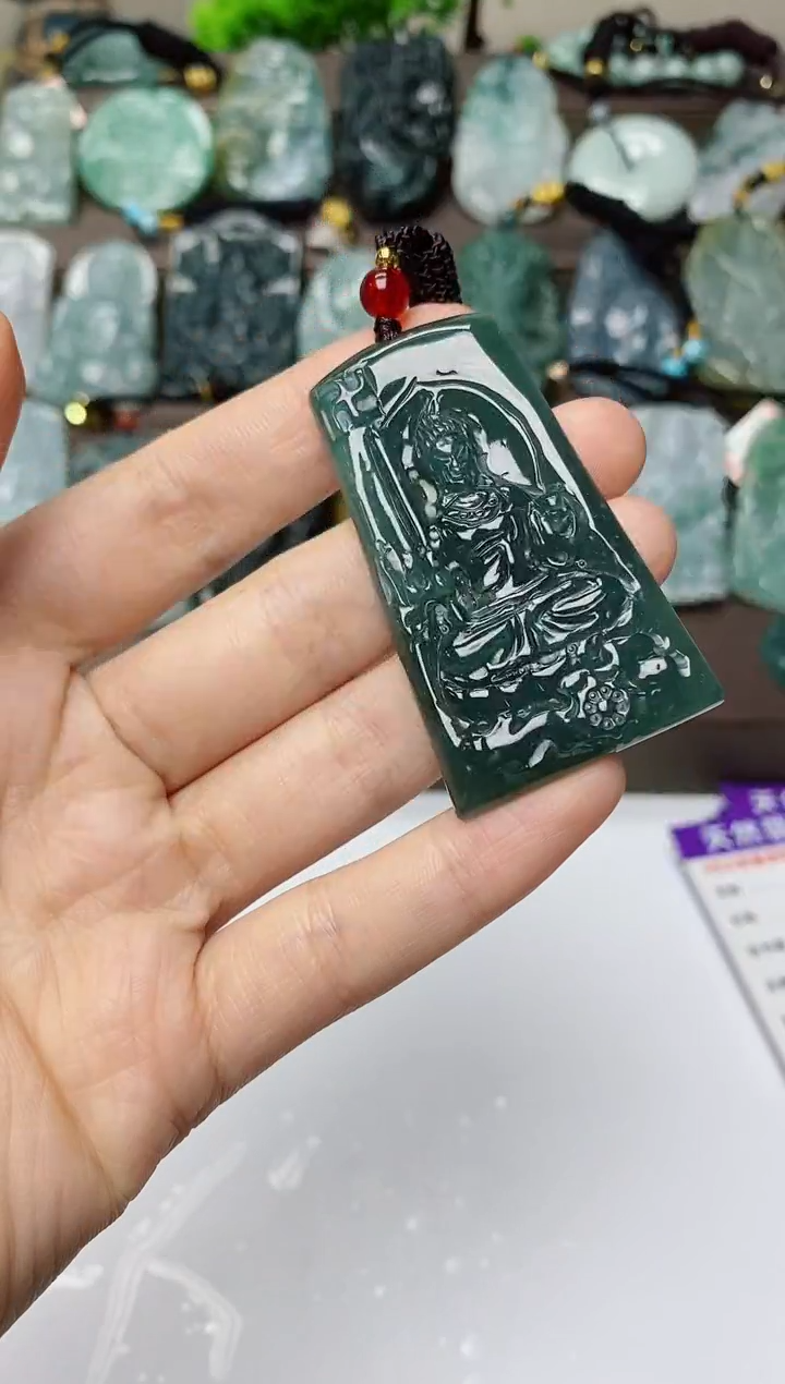 翡翠未镶嵌颈饰        