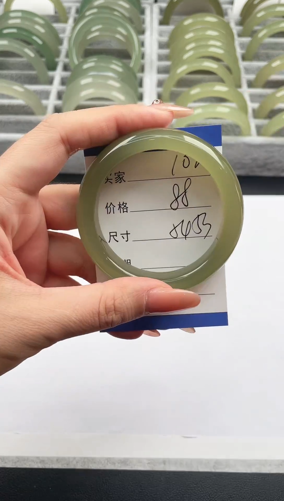 未镶嵌手镯石英质玉湖水绿