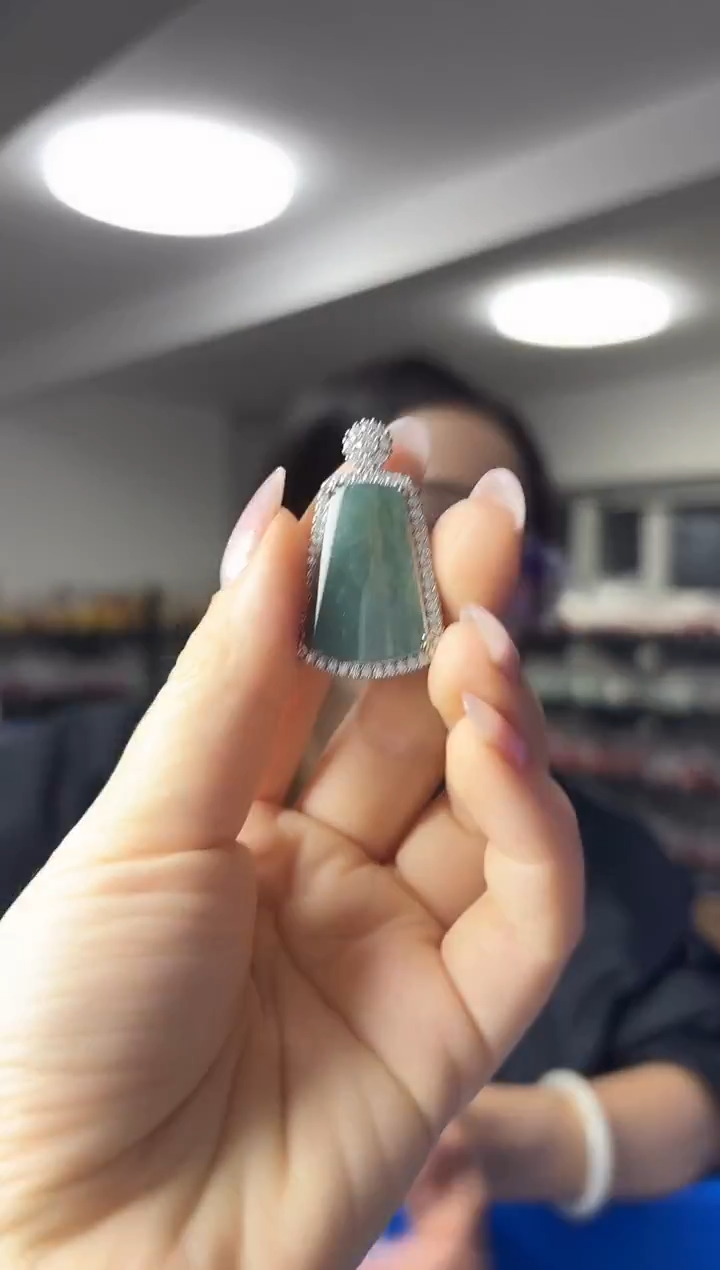 颈饰未镶嵌翡翠（多样性发一件）